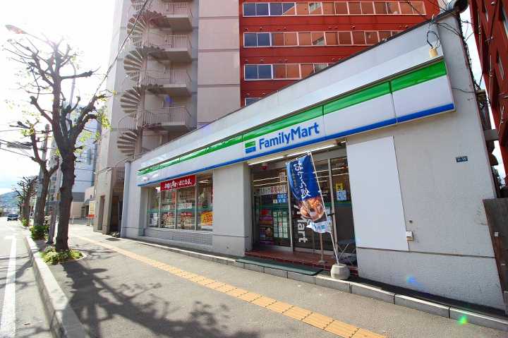 コンビニ　ファミリーマート（コンビニ）まで200m
