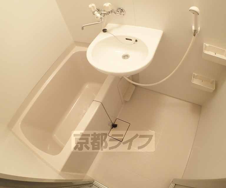 バス・シャワールーム　清潔感のあるお風呂