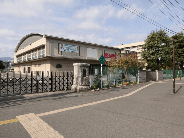 中学校　厚木市立厚木中学校（中学校）まで683m