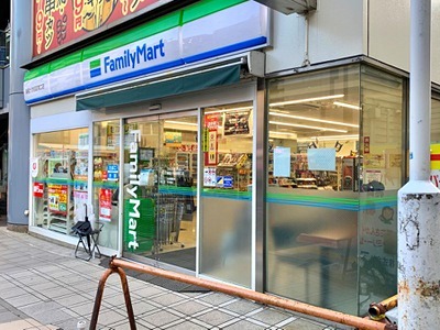 コンビニ　ファミリーマート 獨協大学前駅東口店（コンビニ）まで565m