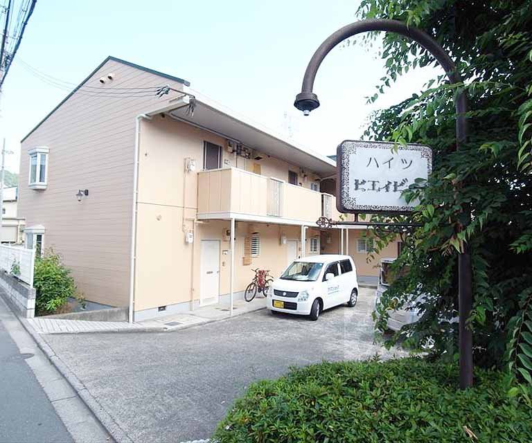 建物外観　白川通を少し入った閑静な住宅街に建つ建物です