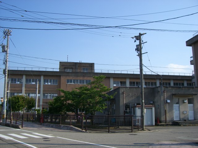 小学校　富山市立新庄小学校（小学校）まで1395m