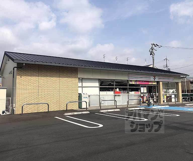 コンビニ　セブンイレブン京都桂上野店（コンビニ）まで50m