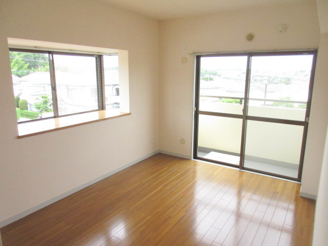 その他部屋・スペース　出窓もあり明るい２面採光の洋室