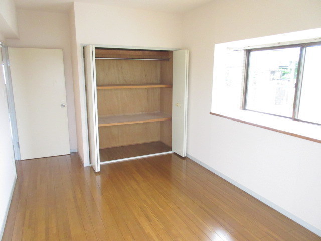 収納　出窓とバルコニーがある洋室　奥行きもあるクロゼット