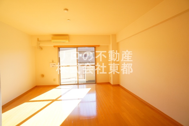 居室・リビング　人気の南西向きなので暖かな日差しが入りますね♪