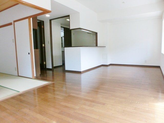 居室・リビング　南向きバルコニー日当たり良好