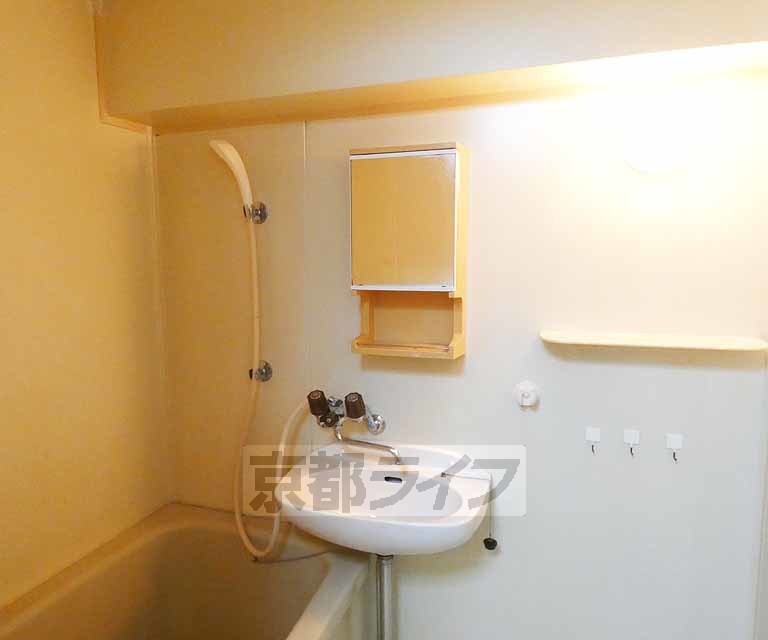 洗面設備　洗面台はお風呂の中に。