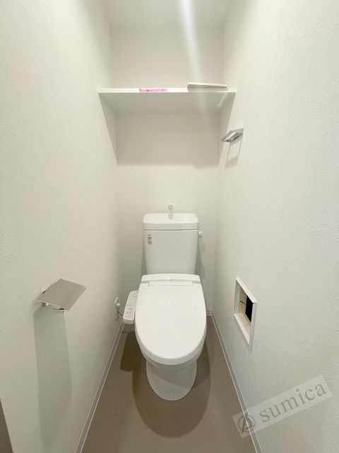 トイレ　人気アイテムの温水洗浄便座。清潔感のあるトイレです。