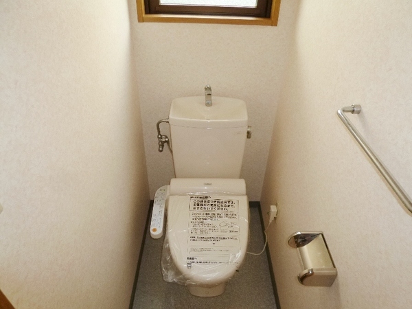 トイレ　トイレにも窓がついており換気しやすいです！