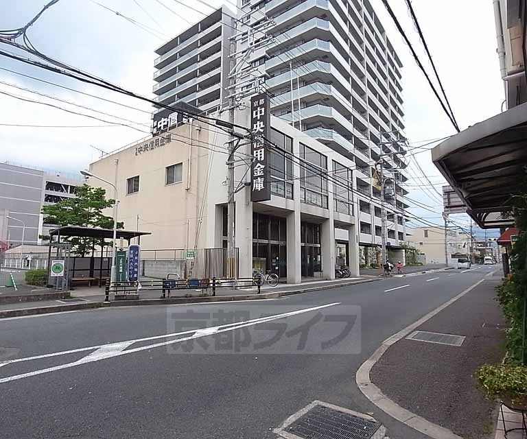 銀行　京都中央信用金庫 六地蔵支店（銀行）まで423m