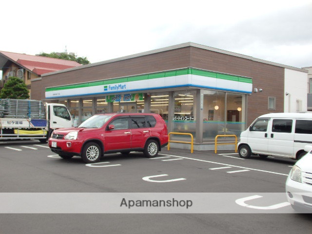 コンビニ　ファミリーマート（コンビニ）まで409m