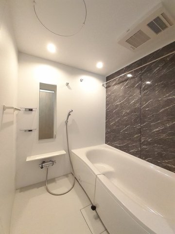 バス・シャワールーム　落ち着いた空間のお風呂です