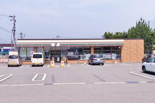 コンビニ　セブンイレブン 富山向新庄5丁目店（コンビニ）まで790m