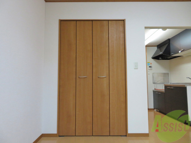 収納　お部屋にはクローゼットがあります。中は後ほどお見せしますね。