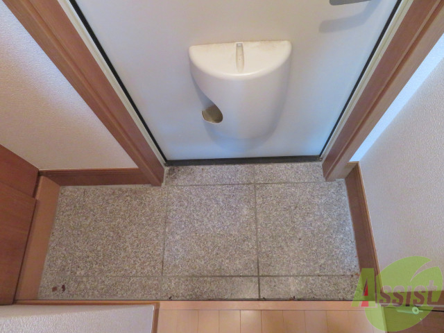 玄関　玄関前です。シューズボックスありますので便利ですよ。