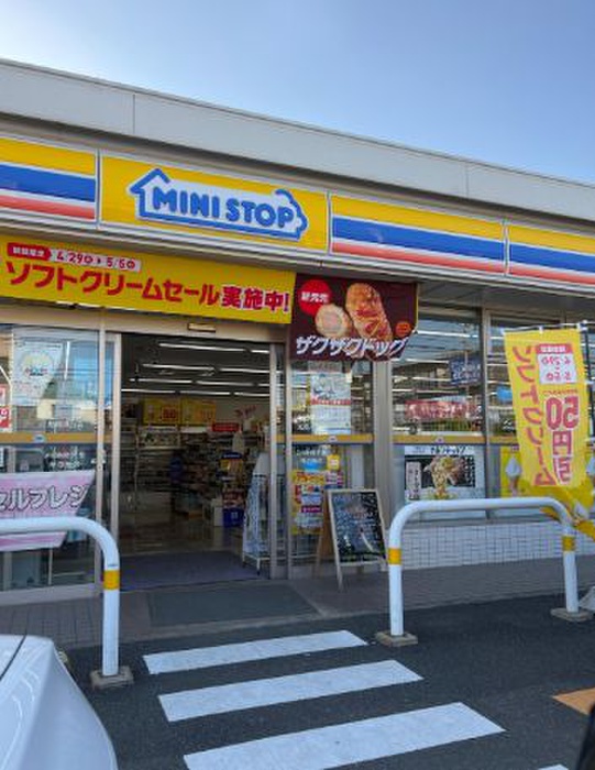 コンビニ　ミニストップ（コンビニ）まで550m