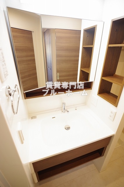 洗面設備　2面鏡のオシャレな洗面台です！