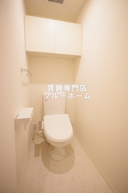 トイレ　収納棚・ウォシュレットの有るトイレです！