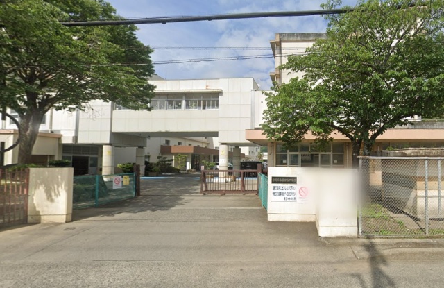 中学校　静岡市立長田西中学校（中学校）まで709m