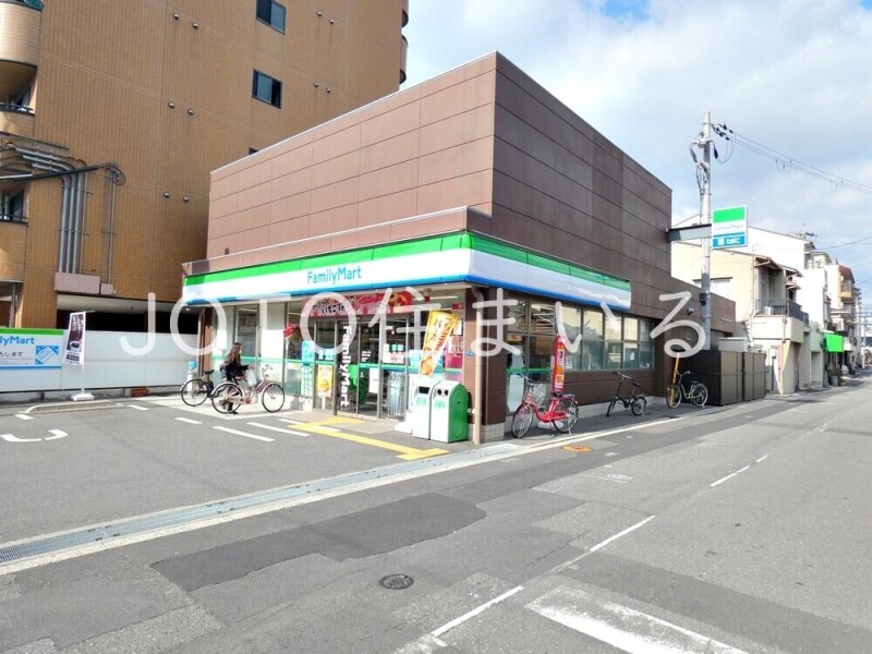 コンビニ　ファミリーマート高殿七丁目店（コンビニ）まで262m