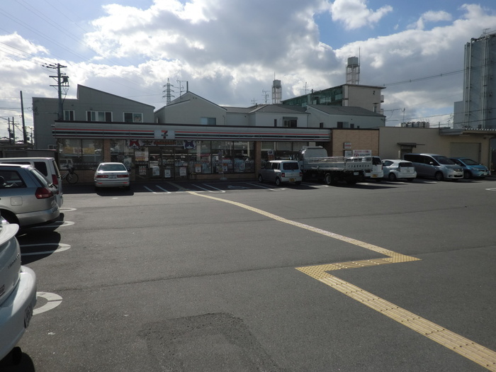 コンビニ　セブンイレブン（コンビニ）まで300m