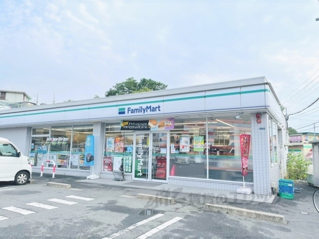 コンビニ　ファミリーマート奈良鶴舞東町店（コンビニ）まで800m