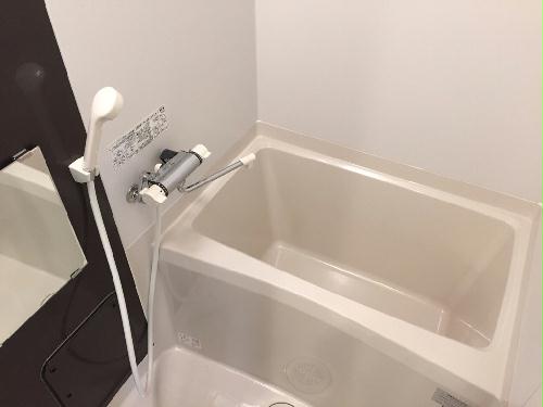 バス・シャワールーム　清潔感のあるお風呂