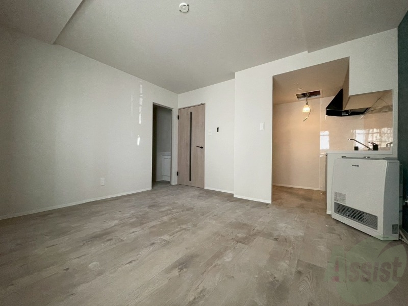 居室・リビング　日当たりが良くて心地よく過ごせそうなお部屋です。