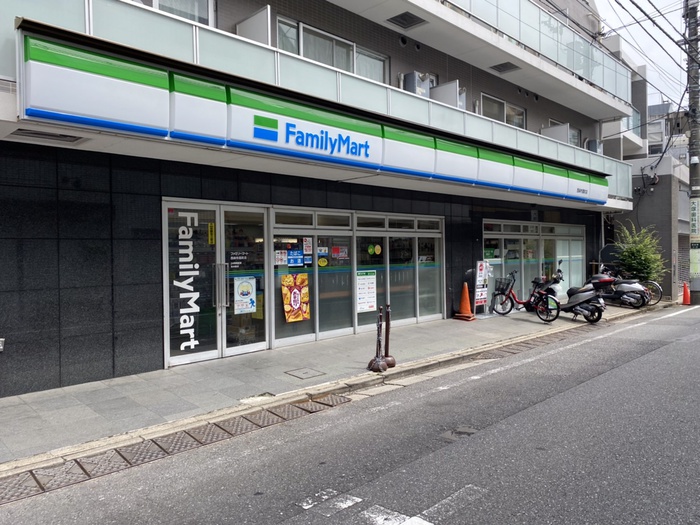 コンビニ　ファミリーマート 西麻布霞町店（コンビニ）まで263m