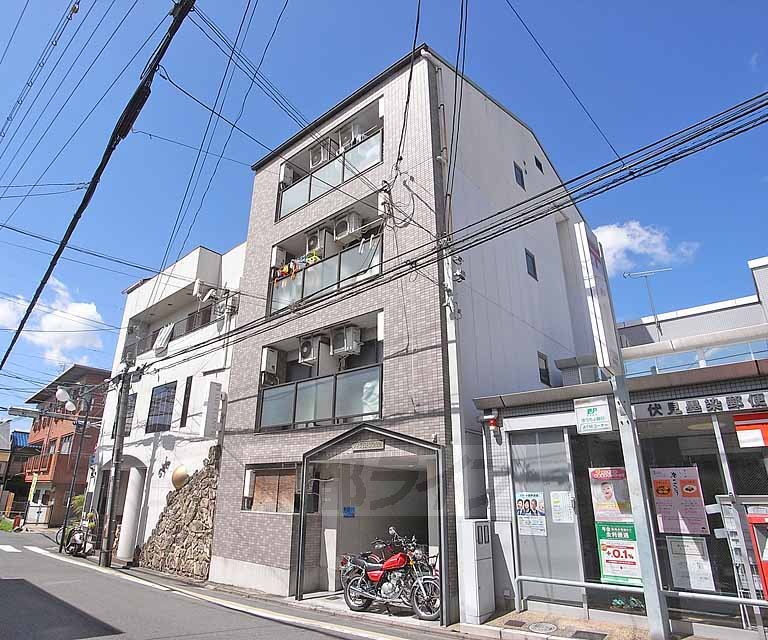 建物外観　青空に映えるグレーの外観です。