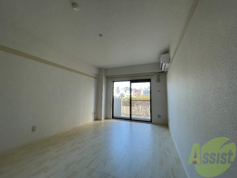 その他部屋・スペース　寝室の窓もおおきく陽当たりがいいですね。