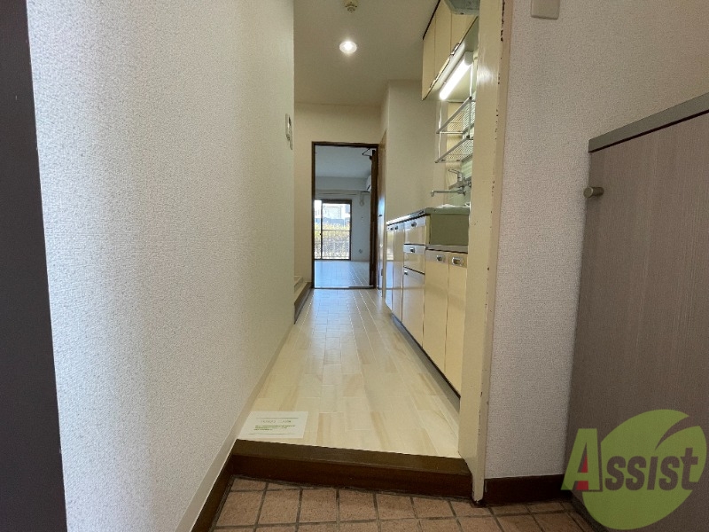 玄関　玄関も広いですね。広い洋室に繋がっています。