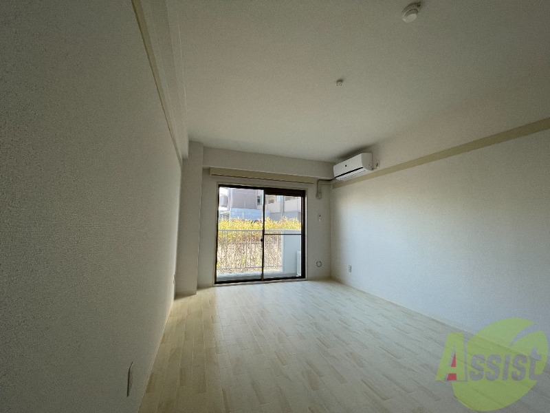 居室・リビング　落ち着いた印象のフローリングでゆったりできそう。