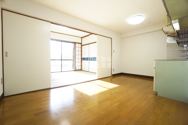 居室・リビング　ダイニングテーブルを置いたり自由にレイアウトできます☆