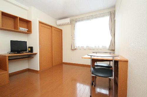 居室・リビング　床は1Fフローリング、2Fはカーペットとなります。