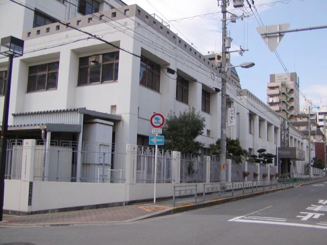中学校　大阪市立夕陽丘中学校（中学校）まで703m