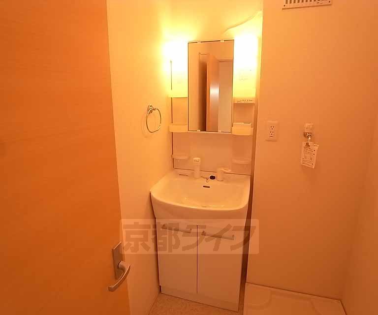 洗面設備　きれいな独立洗面台です。