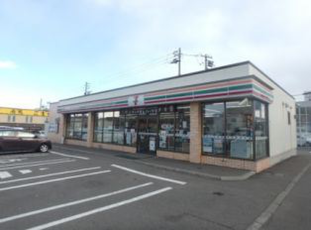 コンビニ　セブンイレブン（コンビニ）まで550m