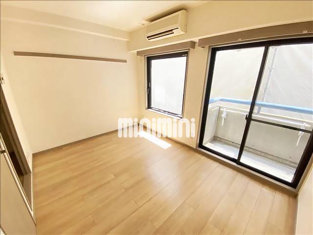 居室・リビング　エアコンも備え付けです。