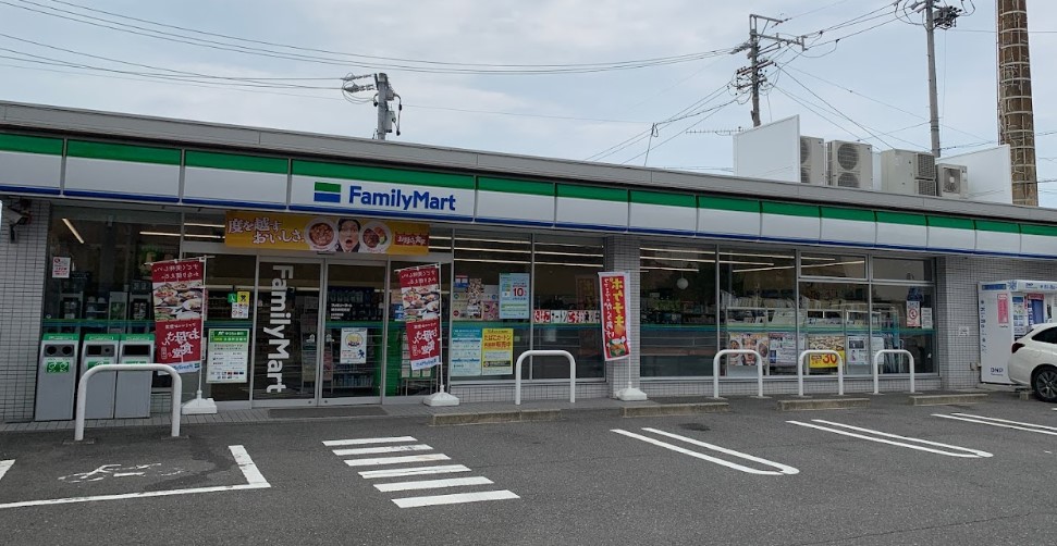 コンビニ　ファミリーマート 城西病院前店（コンビニ）まで410m