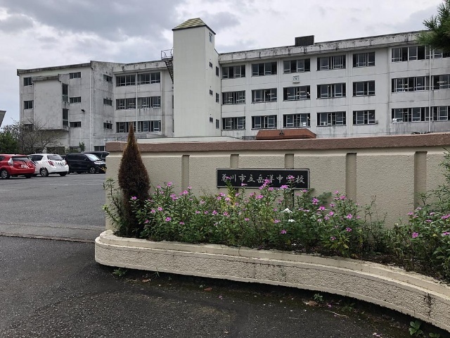 中学校　菊川市立岳洋中学校（中学校）まで785m