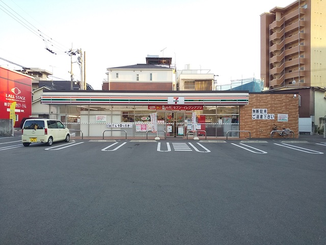 コンビニ　セブンイレブン松山築山町店（コンビニ）まで290m