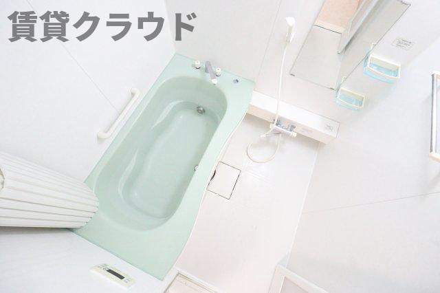 バス・シャワールーム　浴槽も足を伸ばしてゆっくり入れる広々設計となっております♪