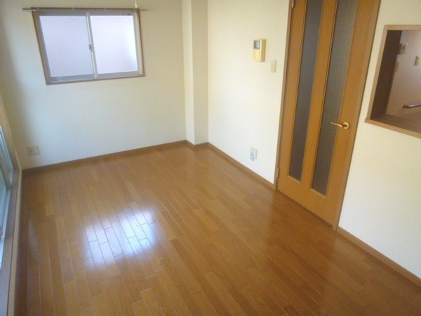 居室・リビング　エアコン付き8帖の洋室です♪