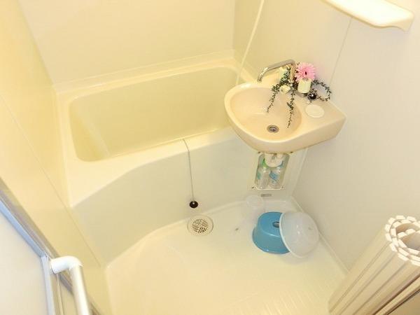 バス・シャワールーム　キレイにリフォームされています！