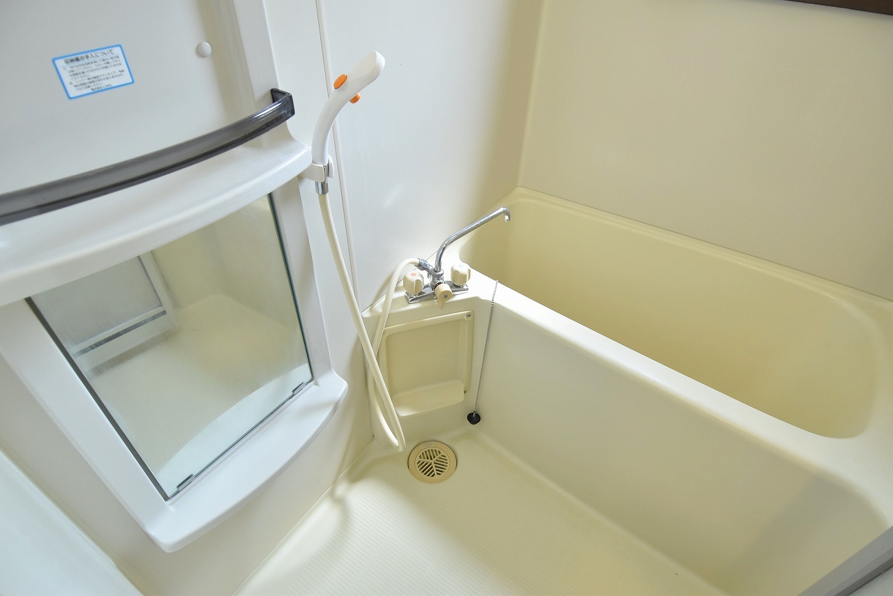 バス・シャワールーム　窓もあって換気もできます。