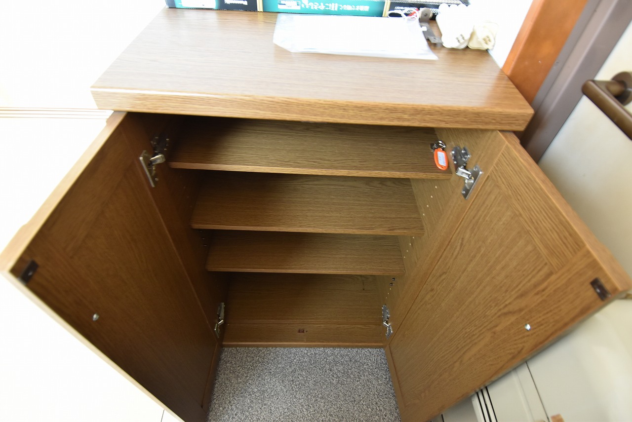 玄関　棚もあって収納抜群