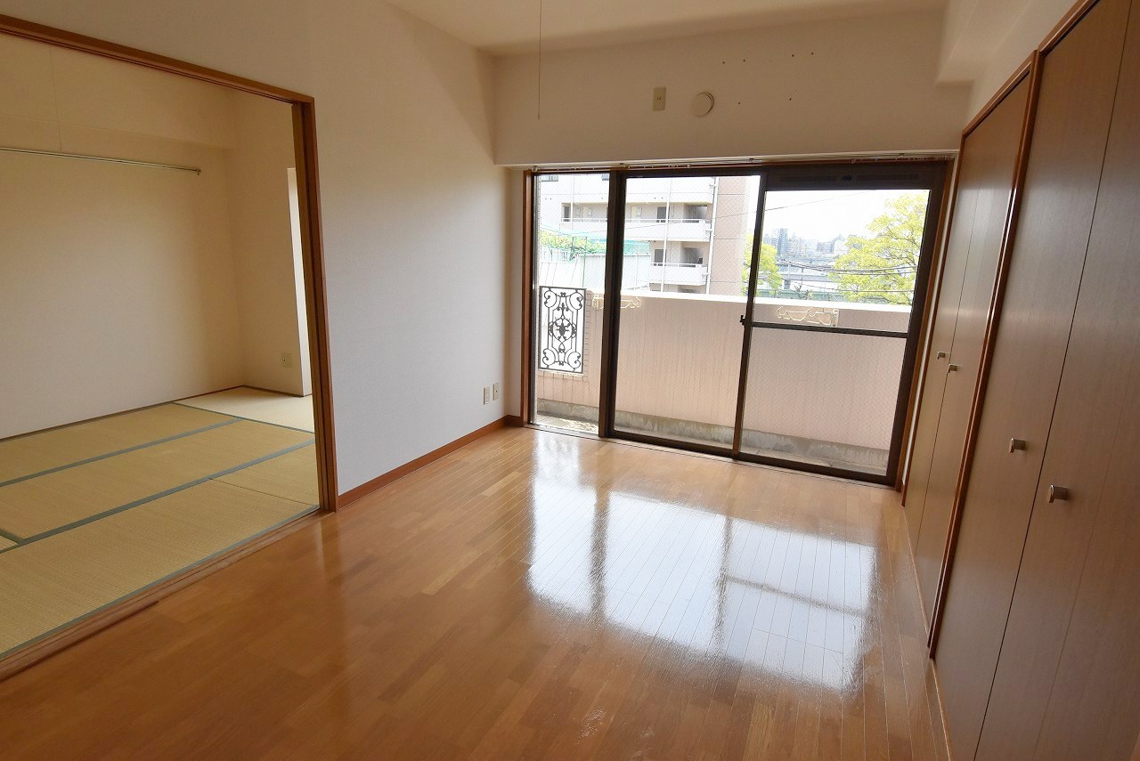 居室・リビング　キッチン廻りが広く、良い間取りですね。