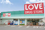 ドラックストア　くすりのラブ万倍店（ドラッグストア）まで324m